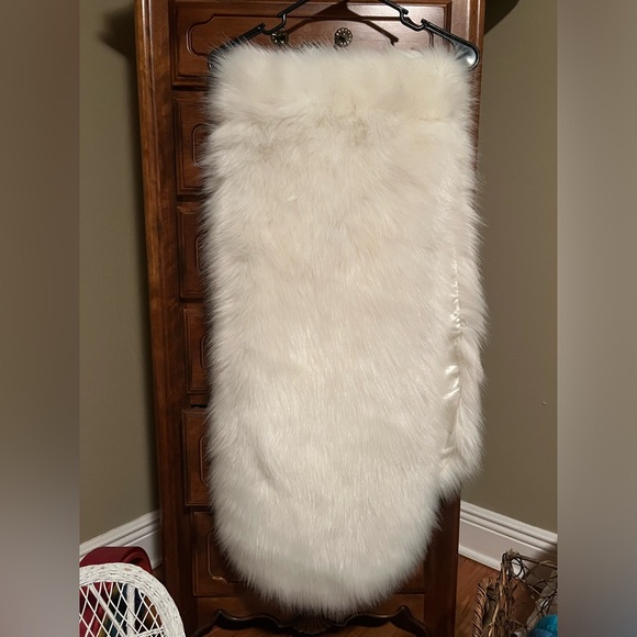 Nwot lulus faux fur stole - white - Picture 7 of 7